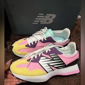 Women’s multi color new balance sneakers worn once Excellent Condition.